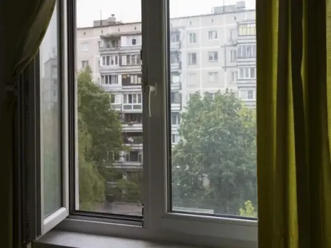 В ХМАО девушка пыталась выбраться из квартиры по простыням, но выпала из окна