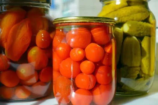 В Финляндии помидоры маринуют только так: получаются очень вкусными — и 30 банок будет мало на зиму