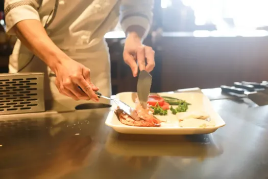 Скумбрию в Греции готовят только так: получается нежной, сочной и вкусной — рецепт Мирсини Ламбраки
