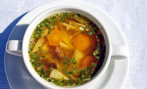 Чтобы утро было добрым: нарколог посоветовала два рецепта супа от похмелья &mdash; быстро вернут к жизни