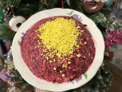 Названа идеальная последовательность слоев для «селедки под шубой»: хитрости приготовления культового салата