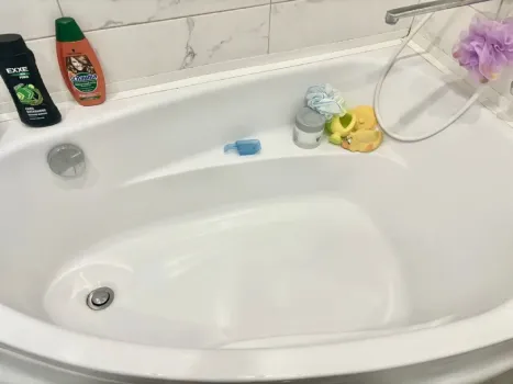 Въевшаяся грязь отступит без боя: названы два способа, которые помогут вернуть ванне белизну всего за 5 минут