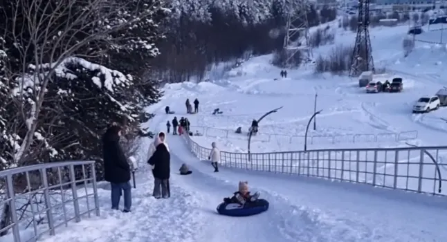 Жители Ханты-Мансийска раскатали под горку главную достопримечательность города
