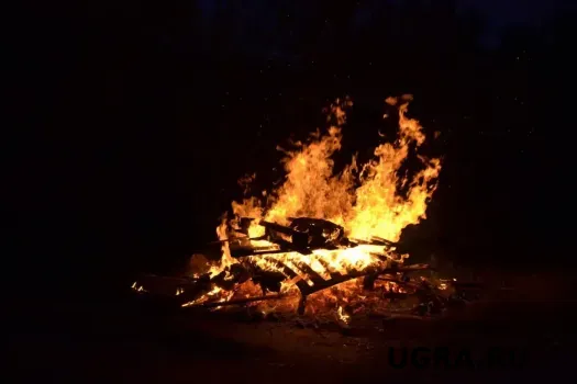 В сургутском СОТ «Рябинка» вспыхнули баня и дачный дом: что известно