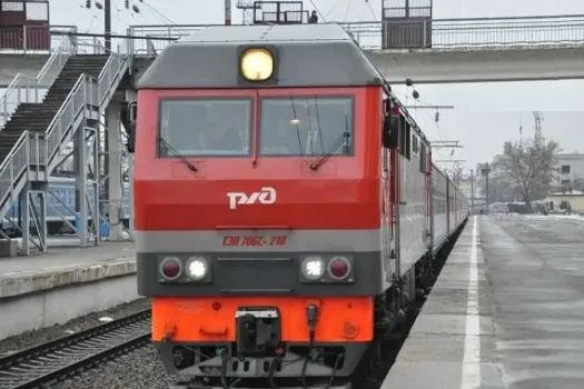 Пассажирский поезд из Адлера в Нижневартовск попал в природный плен: что известно