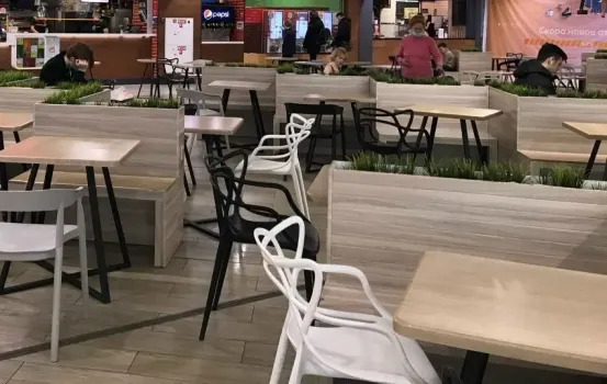 В Сургуте группа подростков избили 16-летнего парня в торговом центре: что известно