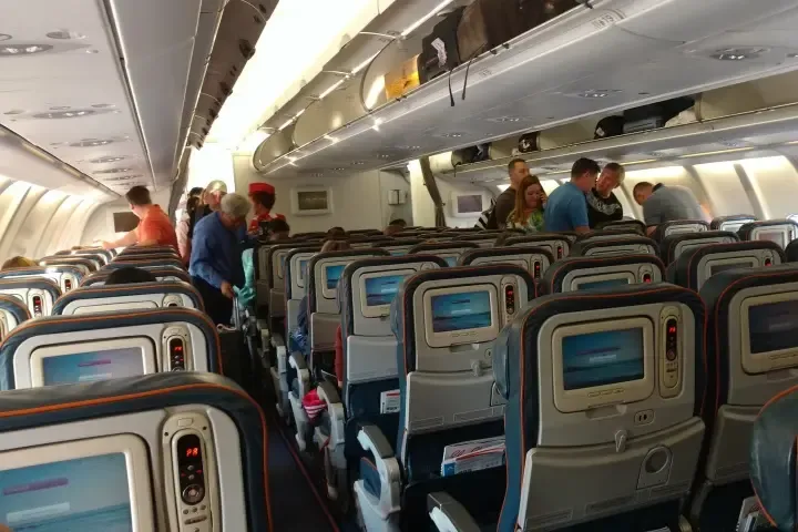 Врачи из ХМАО спасли потерявшего сознание пассажира на борту самолета в Дубай