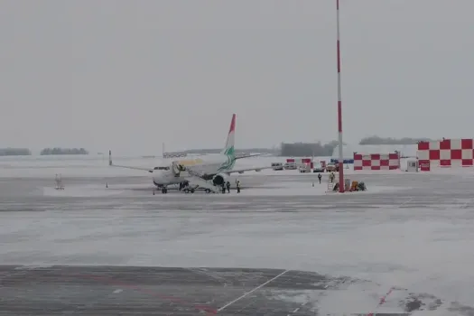 Самолет из Сургута в Краснодар задержали из-за штормового предупреждения