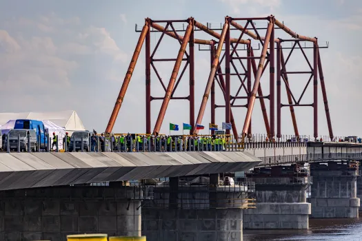 В Югре в 2025 году построили и отремонтировали 10 мостов и 3 путепровода