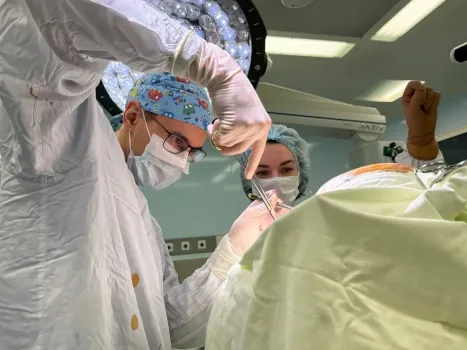 66-летней пациентке провели три операции за один день