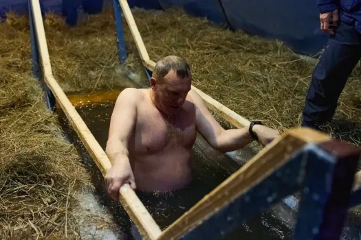 Губернатор Югры Руслан Кухарук окунулся в прорубь на крещенских купаниях