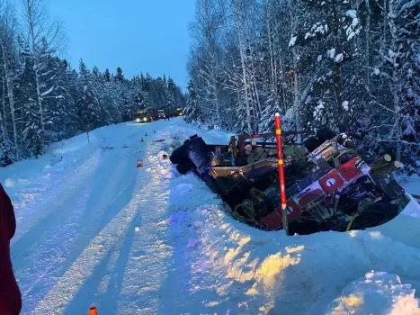 В ХМАО на зимнике груженый лесовоз раздавил легковушку, есть погибшие