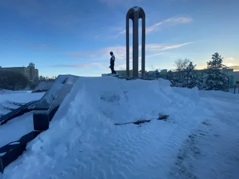 Коммунальная техника повредила мемориал воинской славы в Нефтеюганске