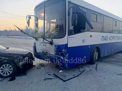 В Сургуте автобус столкнулся с иномаркой: пострадали 2 человека