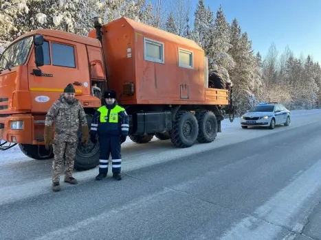 В ХМАО сотрудники Госавтоинспекции помогли замерзающему на трассе водителю «КамАЗа»