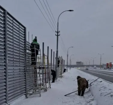 В Сургуте обновили Югорский тракт: появились новые металлические ограждения