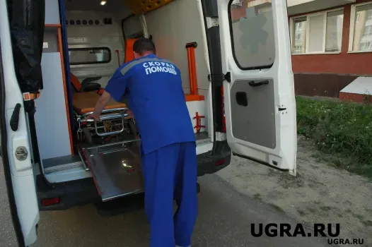 Водителю в Югре оказали экстренную помощь прямо на трассе