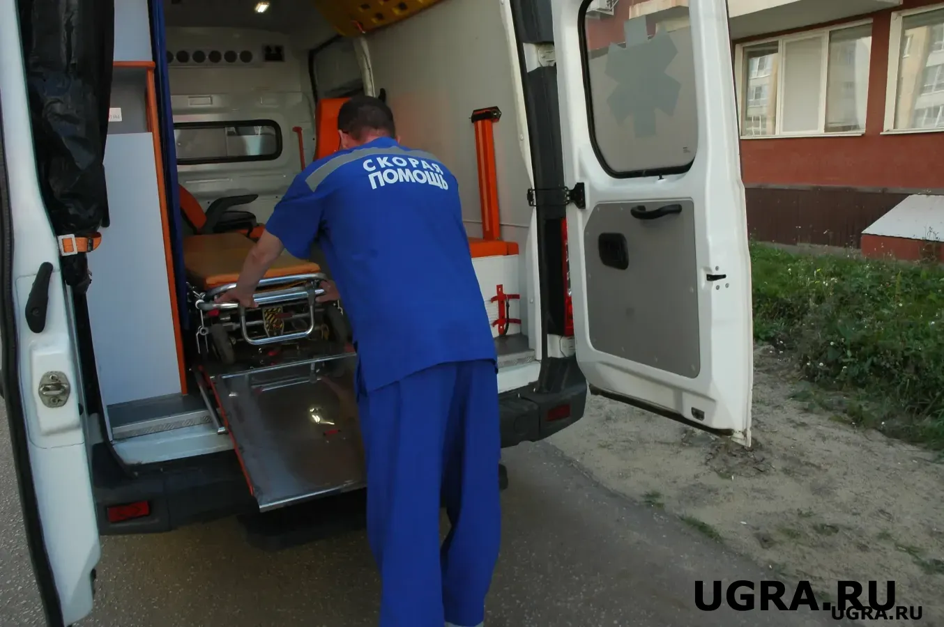 Водителю в Югре оказали экстренную помощь прямо на трассе