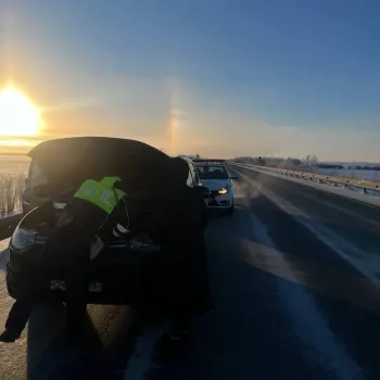 В Ханты-Мансийске сотрудники ДПС спасли женщину, у которой в мороз заглохла машина