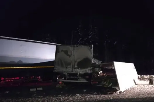 В Нефтеюганском районе грузовик столкнулся с легковушкой: один человек погиб