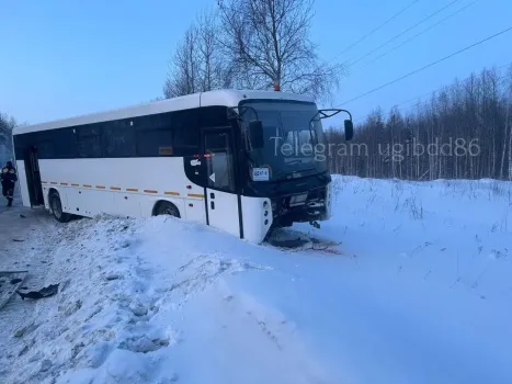 В Пыть-Яхе легковушка столкнулась с автобусом на перекрёстке
