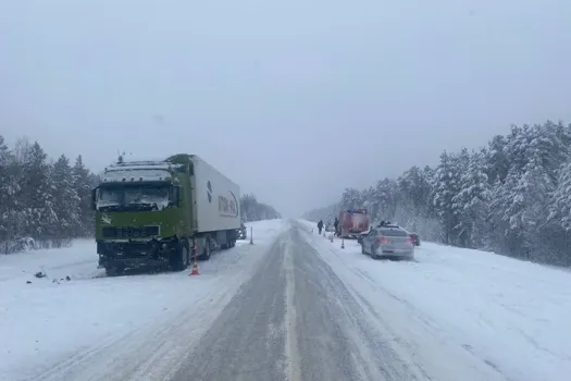 На трассе Тюмень &mdash; Ханты-Мансийск легковушка столкнулась с грузовиком, погибли два человека
