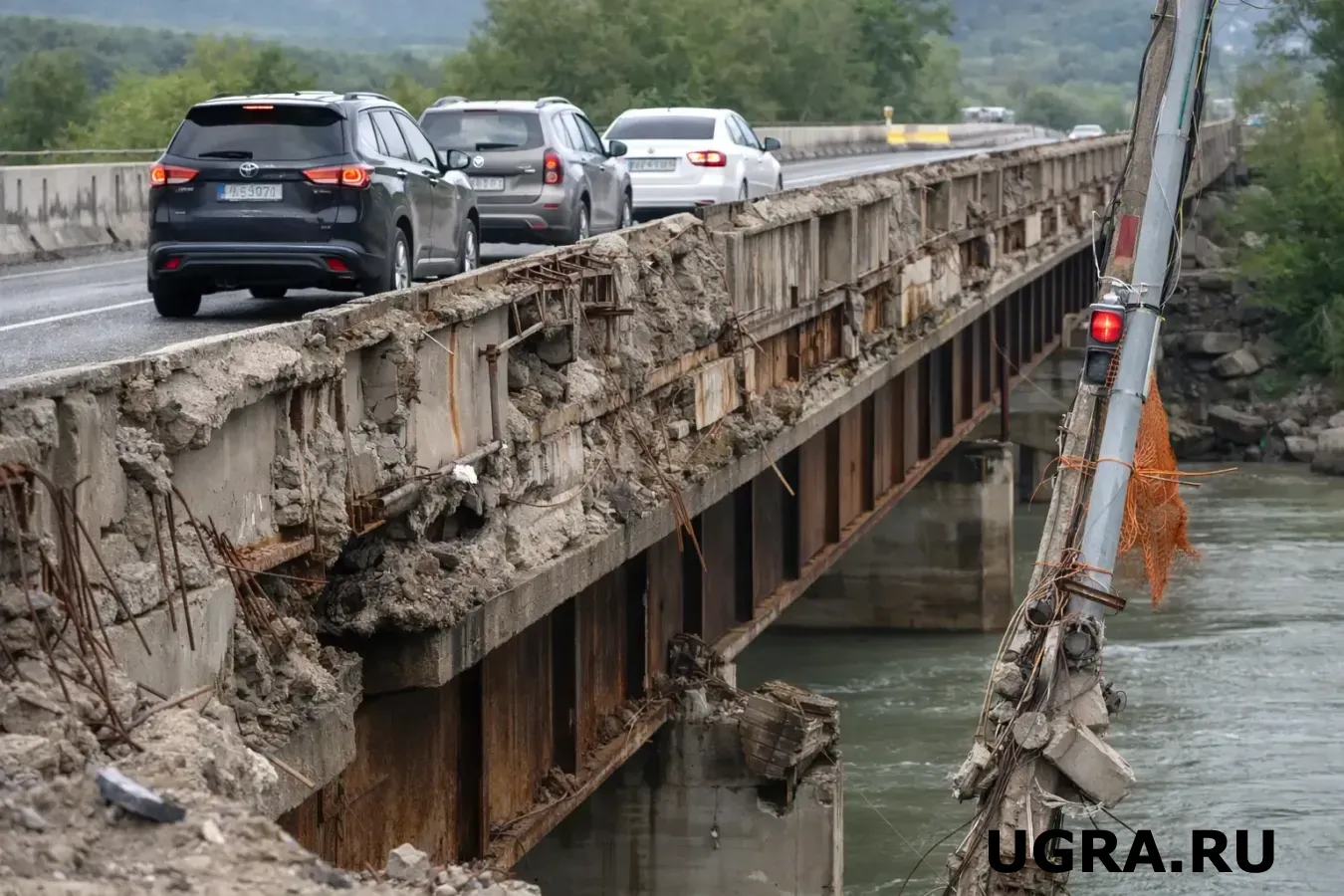 В ХМАО закрыли для большегрузов опасный мост через Обь, водителям предложили альтернативу