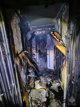 В Нижневартовске пожарные спасли троих детей из загоревшейся квартиры