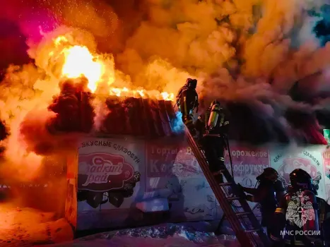 В Нефтеюганске огонь полностью уничтожил магазин