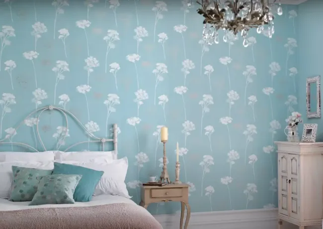 Как быстро подклеить обои без лишних хлопот: простой способ с шприцем