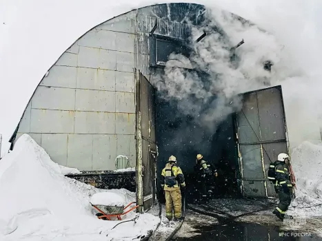 В Сургуте в ангаре загорелся &laquo;КамАЗ&raquo;: пожар тушили 30 сотрудников МЧС