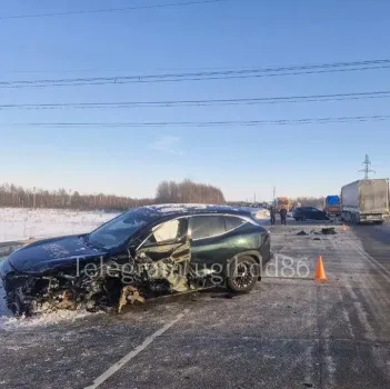 &laquo;Вылетел на встречку&raquo;: в Югре в массовом ДТП пострадали три человека