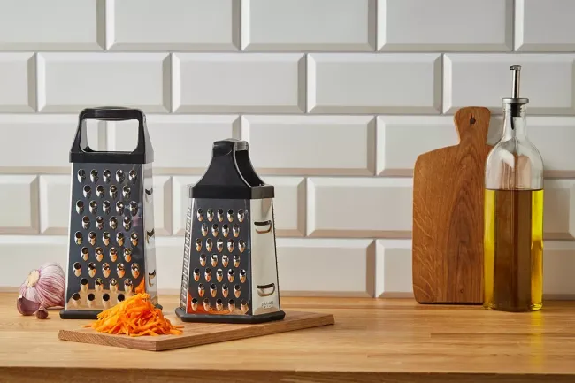 Для чего надевать пакет на терку — полезный хозяйственный прием