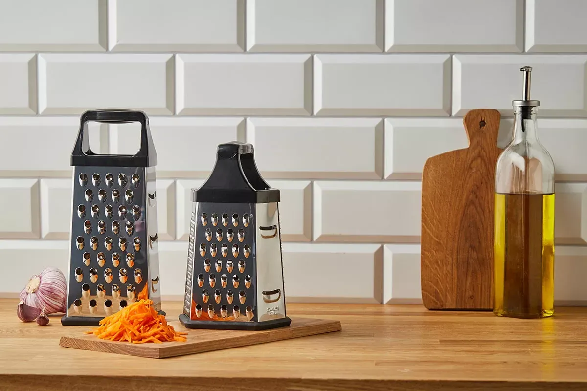 Для чего надевать пакет на терку — полезный хозяйственный прием