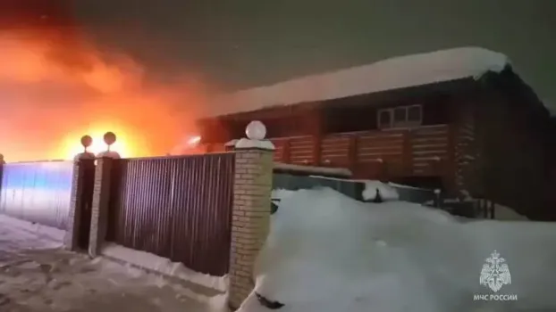 Почти три часа борьбы с огнём и 29 спасателей: в Нижневартовске полыхала двухэтажная баня