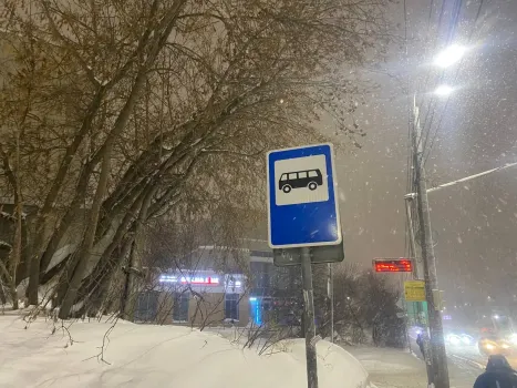 В Пыть-Яхе открыли новую теплую остановку на Центральной улице