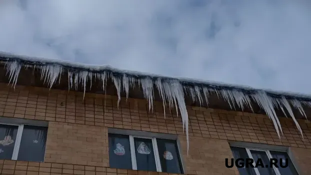После трагедии в Югре тюменцы боятся выходить из домов: с крыш летят глыбы льда