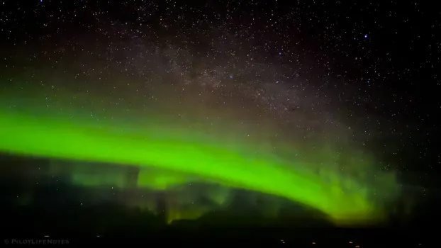 В ХМАО сняли северное сияние прямо из кабины самолёта