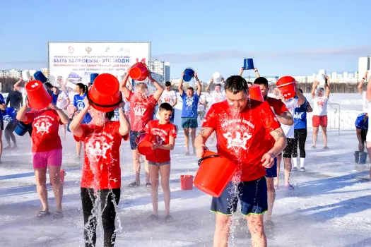 В Нижневартовске 130 человек приняли участие в акции с обливанием холодной водой