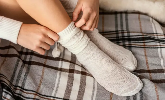 Опытные хозяйки рассказали, зачем нужно солить носки — действие странное только на первый взгляд