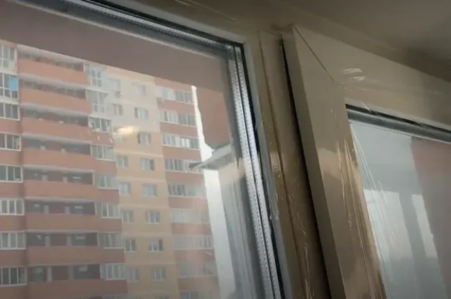 2 минуты &mdash; и из окон не дует: вещь-&laquo;невидимка&raquo; спасет от сквозняка и согреет дом лучше обогревателя