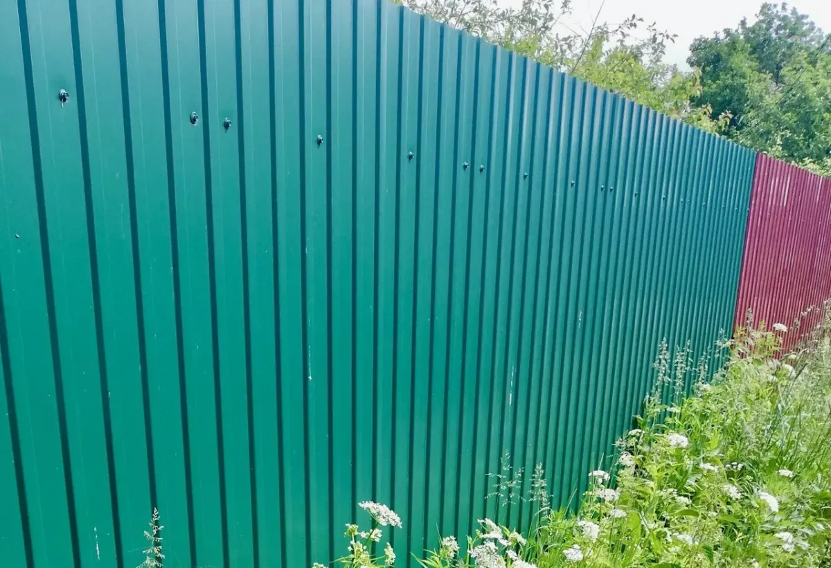 Не ставьте забор обратной стороной к соседу — почему так делать нельзя: причина неожиданная