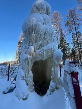 На месторождении в Югре нашли ледяные сталагмиты