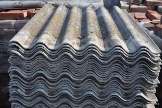 Сделал красивый дешевый забор из старого шифера: селянин показал, что стало с оградой за 2 года