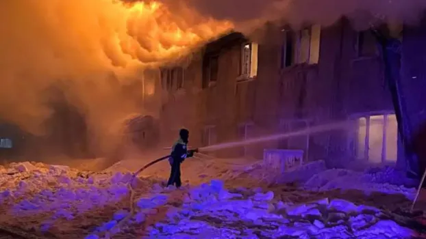 В Югре сотрудники ДПС помогли женщине вынести из горящего дома кошку и документы