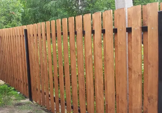 Ни к чему ставить сплошной забор из доски &mdash; есть способ сделать намного красивее: выглядит одинаково с обеих сторон