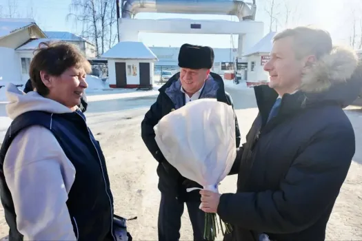 В Нижневартовске единственную женщину-водителя автобуса поздравили с 8 Марта