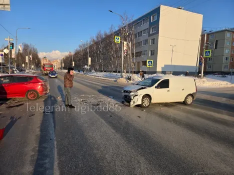 Проехал на красный: в Сургуте в тройном ДТП пострадали два человека
