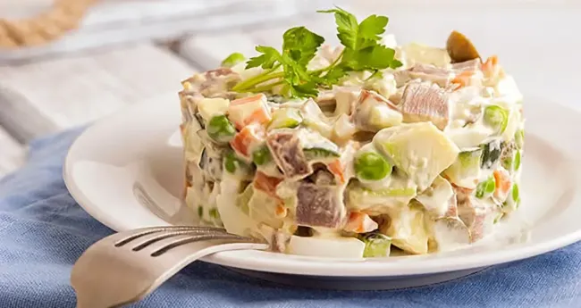 Готовим салат с курицей: почти как &laquo;Столичный&raquo;, но в три раза вкуснее