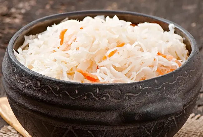 Ядреная и хрустящая квашеная капустка: как выбрать овощ и рассчитать количество соли для квашения